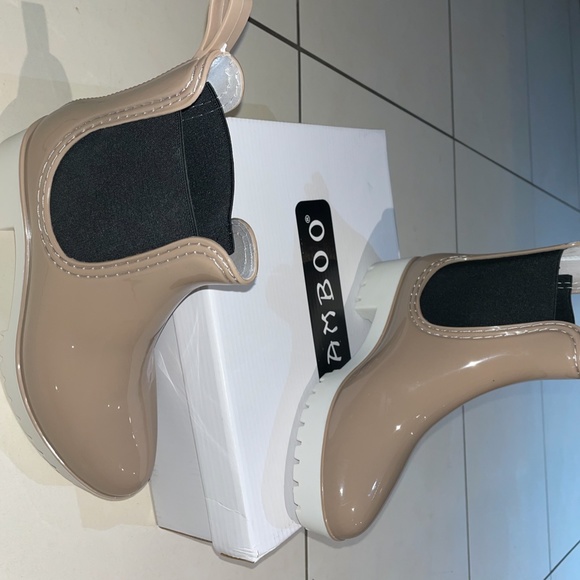 BRAND NEW CHELSEA BEIGE GLOSSY RAIN BOOTS - Picture 6 of 6